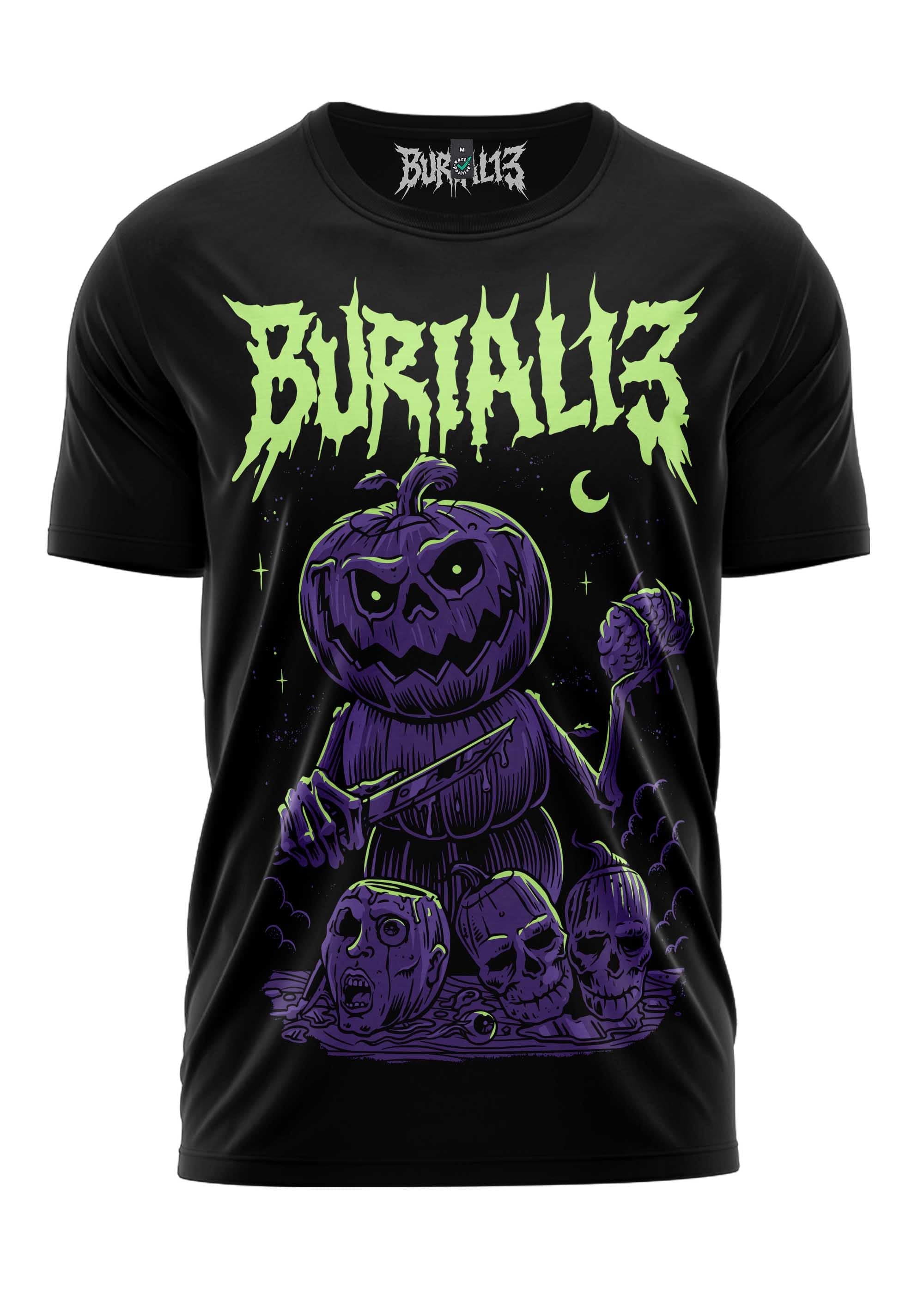 Schwarzes kurzärmliges T-Shirt mit einer gruseligen lila Kürbis-Figur, leuchtendem grünem Text ’burialis’ darüber und Totenköpfen darunter, designed von der Marke burialis.